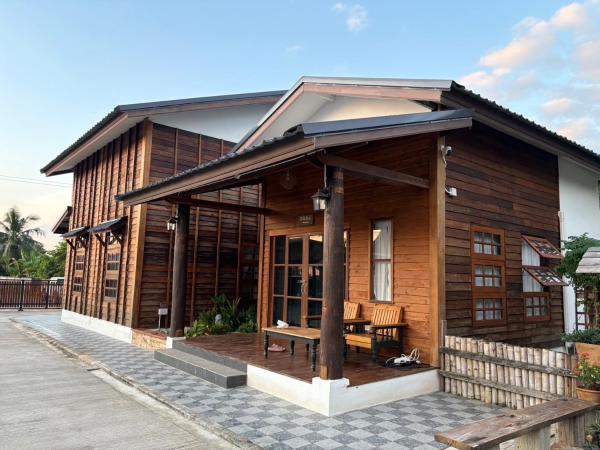 På billedet ses objektet บ้านทาคายามา beliggende i byen Ban Phae Khwang.
