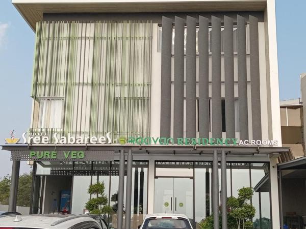 The photo shows the Raavan Residency located in the city of Melūr.