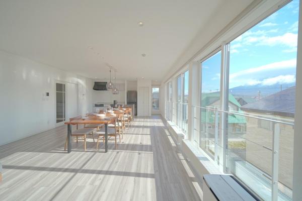 A la foto es mostra l'objecte Glee Niseko LUX condo 羊蹄山一望 新築 駐車場完備 situat a la ciutat de Kutchan.