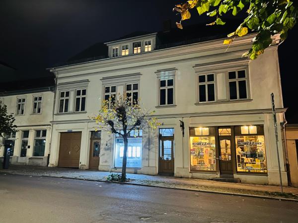Na zdjęciu widoczny jest obiekt Familienhaus Stadtmitte położony w mieście Weisdin.