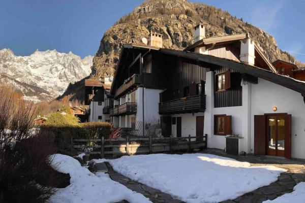 På bilden syns objektet Splendido Alloggio con Giardino vista Monte Bianco som ligger i staden Courmayeur.