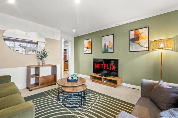 A la foto es mostra l'objecte Stunning Large Modern House - 3 Car Driveway - En-suite Master Bedroom - PS4 & Table Football situat a la ciutat de Ketteringham.