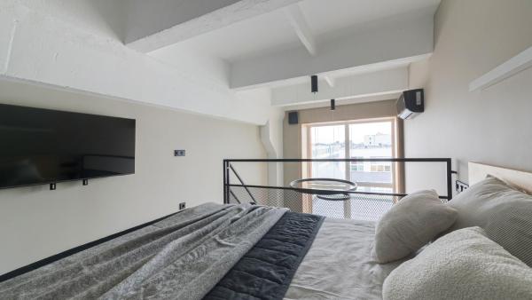 A la foto es mostra l'objecte Stylish Designer Loft in Vilnius Trendiest District situat a la ciutat de Vílnius.