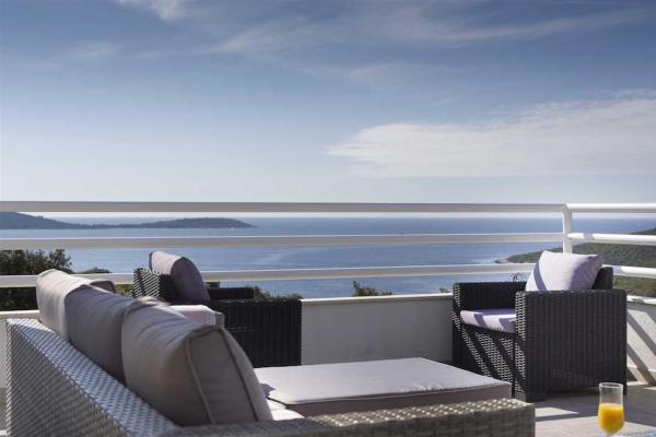Na zdjęciu widoczny jest obiekt Villa Whispering Bay położony w mieście Voluja.