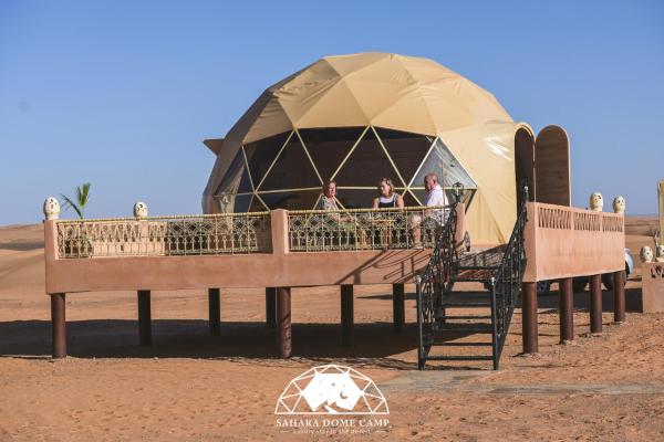 På bildet vises objektet Sahara Dome Camp som ligger i byen Tisserdmine.