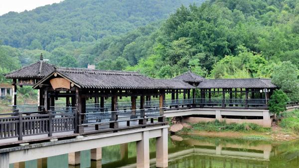 På billedet ses objektet HUALUXE Chongqing Science Hall beliggende i byen Daxing.