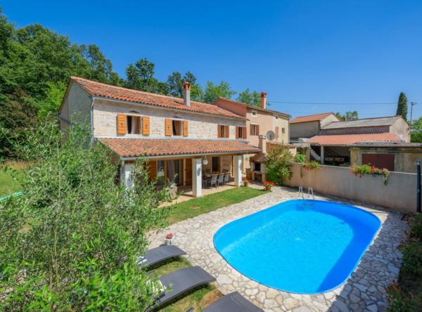 A la foto es mostra l'objecte Villa Istra situat a la ciutat de Batlug.