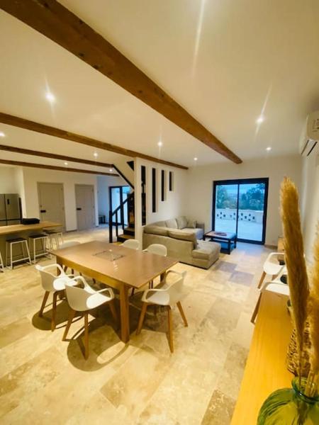 På billedet ses objektet Magnifique Maison 9 personnes à Valence beliggende i byen Valence.