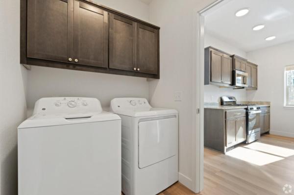 A la foto es mostra l'objecte Modern Spacious Pool Apartment PET FRIENDLY situat a la ciutat de Forest Ranch.