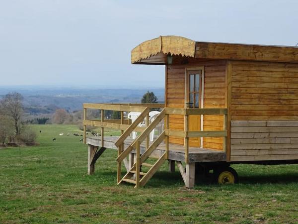 A la foto es mostra l'objecte Belle roulotte de style chalet au coeur du Sancy situat a la ciutat de Férérolles.