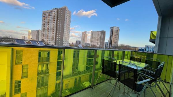 Stratford 2 bedroom Apartment with 2 Bathrooms & Great Links, London