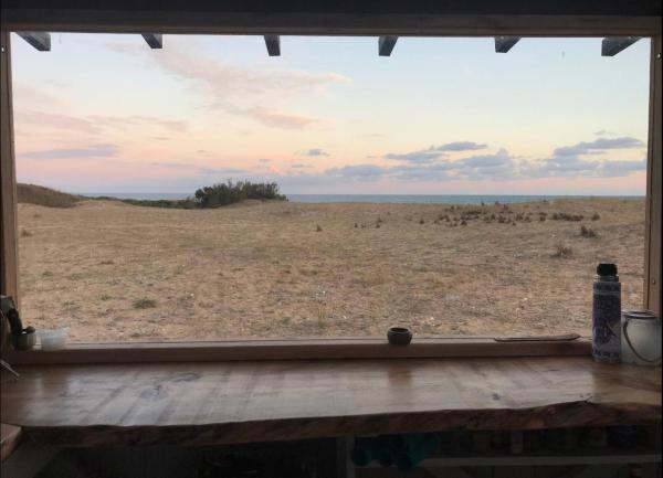 A la foto es mostra l'objecte Ohana frente al mar situat a la ciutat de Rincón de los Oliveras.