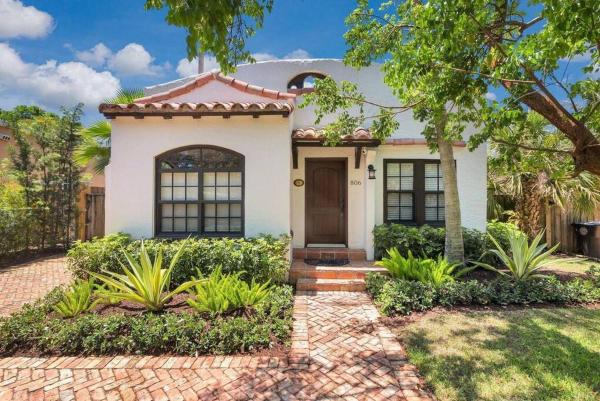 Na zdjęciu widoczny jest obiekt The Rose House położony w mieście West Palm Beach.