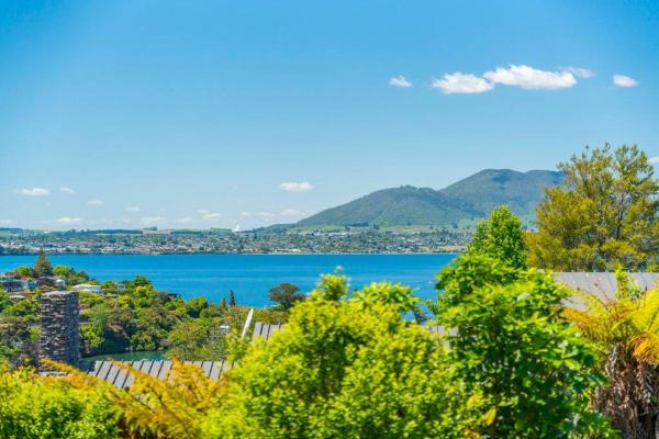 Nella foto è visibile l'oggetto Bird Songs and lake views with wifi situato nella città di Taupo.