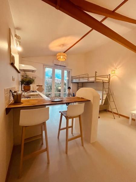 A la foto es mostra l'objecte charmant studio avec terrasse situat a la ciutat de Foëcy.