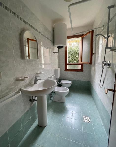 Kuva 5: Accommodation with shared garden close to the sea