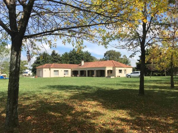 Na fotografii je vidět objekt Casa de Campo Luján - Club de chacras El Argentino nacházející se ve městě Luján.