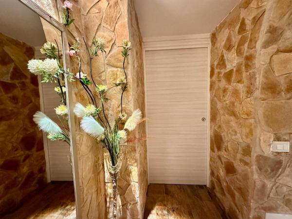 Window in the Stone Naplesの写真4