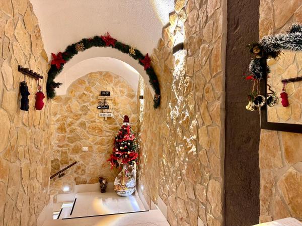 Window in the Stone Naplesの写真3