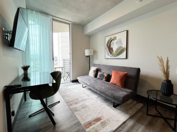 The photo shows the Secrt Sabana 2BR · Workspace + WiFi · Parking · Pool & Gym · Apt 1213 located in the city of Hatillo.