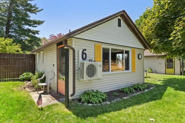 照片显示了位于Hersey市的Chippewa Bluffs Resort Spacious Combined 4BR 4BA Cabins物件。