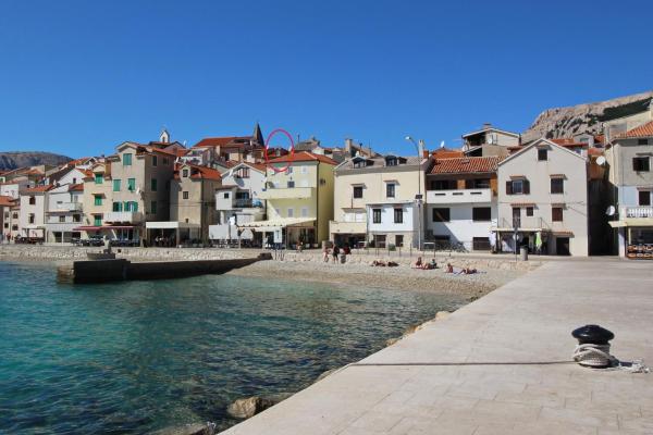 På billedet ses objektet Apartments by the sea Baska, Krk - 23639 beliggende i byen Baška.