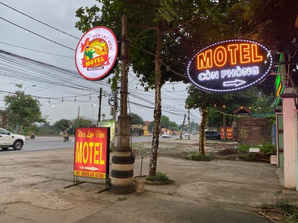 A la foto es mostra l'objecte Hoà Lạc Viên Motel situat a la ciutat de Nam Giao.