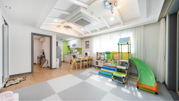 Auf dem Foto ist das Objekt Yeosu Bebeolleh Pension in der Stadt Soyul zu sehen.