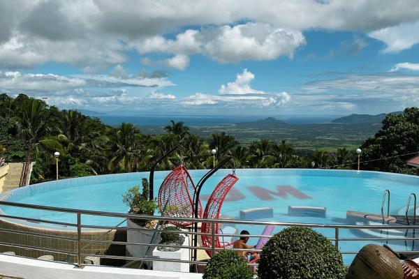 En la foto se muestra el objeto SMDP Resort Hotel CamSur ubicado en la ciudad de Aniog.