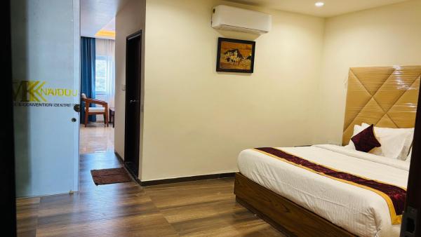 写真にはHanamkonda市にあるMK Naidu Hotel &Conventions Centerが写っています。