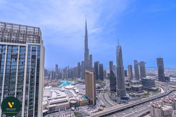 A la foto es mostra l'objecte Vogue Vacation Homes, Downtown Views II with Easy Access to Dubai Mall Via a Climate Controlled Bridge, Three Bedroom Apartment plus kids room and Balcony with Burj Khalifa View situat a la ciutat de Dubai.