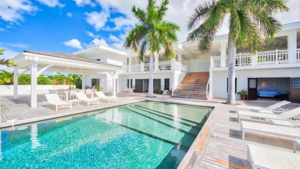 Auf dem Foto ist das Objekt Stunning 6BR Villa Near Longue Bay Beach in der Stadt Baie Longue zu sehen.