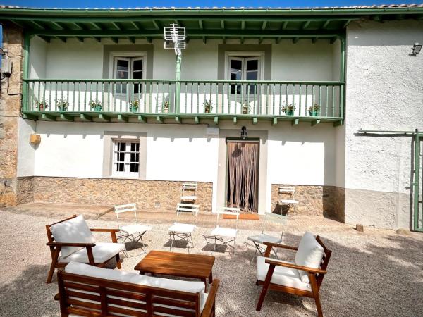 A la foto es mostra l'objecte Casona típica cántabra cerca de la playa de Gerra situat a la ciutat de La Revilla.