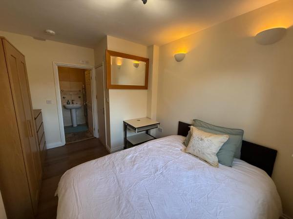 På bilden syns objektet Beautiful Double Room with En-suite som ligger i staden North Mimms.
