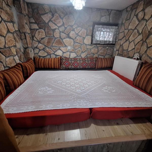 A la foto es mostra l'objecte Το Πέτρινο της Γιαγιάς situat a la ciutat de Florina.