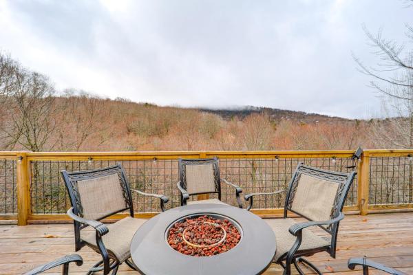 Na fotografii je vidět objekt Hike, Ski & Soak: Beech Mtn Home w/ Views, Hot Tub nacházející se ve městě Beech Mountain.