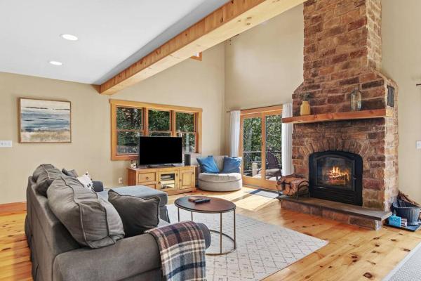 En la foto se muestra el objeto New! 3BR Contemporary Log Home in Catskill Mtns ubicado en la ciudad de Margaretville.