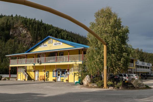 På billedet ses objektet Bonanza Gold Motel beliggende i byen Dawson City.