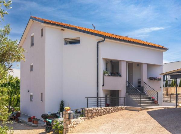 A la foto es mostra l'objecte Modern Apartment with Terrace and Private Parking Krk situat a la ciutat de Krk.