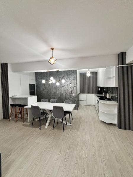 På billedet ses objektet Unique Cozy Penthouses with Terrace and Suceava Magic View beliggende i byen Suceava.