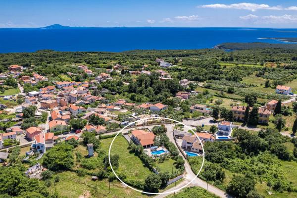 A la foto es mostra l'objecte Villa Lavinija situat a la ciutat de Kavran.