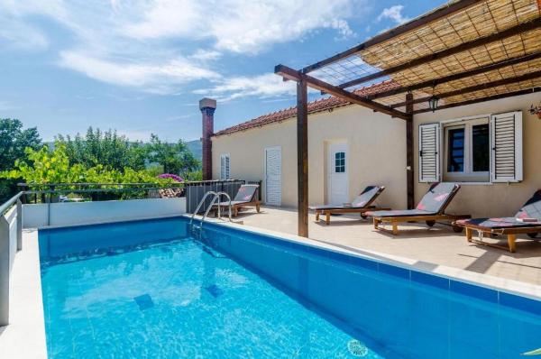 照片显示了位于Vodovada市的Tranquil Villa with Pool物件。