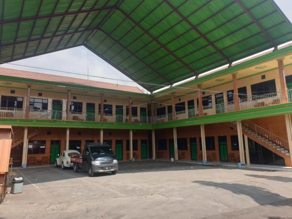 A la foto es mostra l'objecte Hotel O Houstel Darma Syariah situat a la ciutat de Jati.