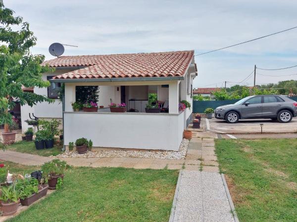 Nella foto è visibile l'oggetto Cozy Family Apartment Aleksandar situato nella città di Škatari.