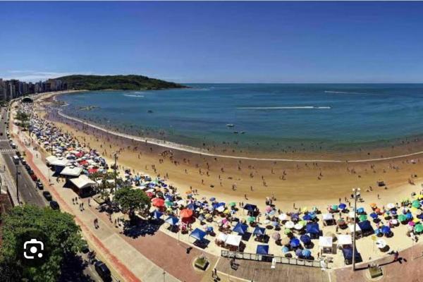 A la foto es mostra l'objecte Apt novo 3 qts com ar condicionado situat a la ciutat de Guarapari.