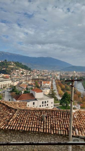 A la foto es mostra l'objecte Hava Baci (old town) situat a la ciutat de Berat.
