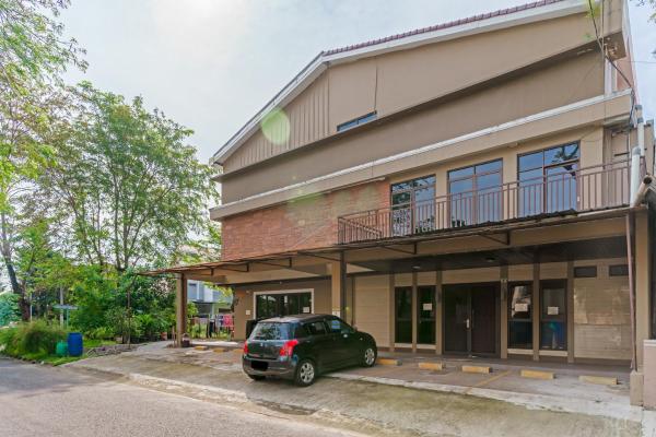 The photo shows the Urbanview Syariah Sweet Home Cikarang located in the city of Jatirarangan.