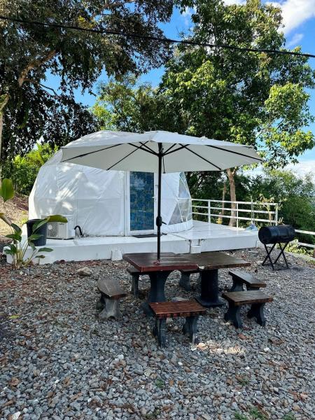 På billedet ses objektet Gunung Medan Glamping & Cafe beliggende i byen Kampung Binjai.