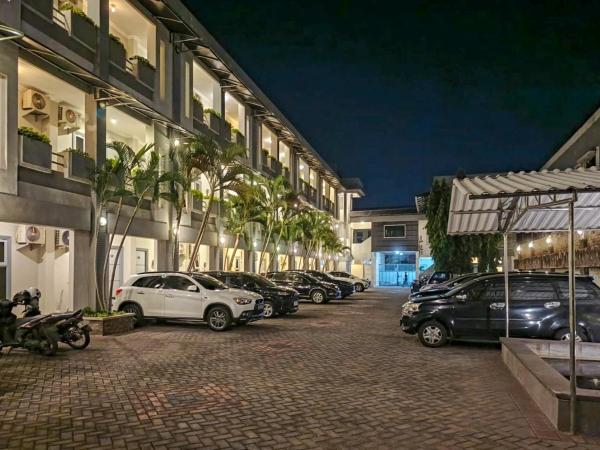写真にはSidosermo市にあるGraha Marina RedPartner near Plaza Marinaが写っています。