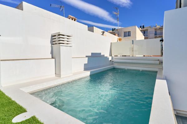 Na fotografii je vidět objekt Casa Parras nacházející se ve městě Nerja.